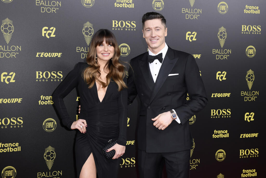 Nielen manželka Lionela Messiho, ale aj útočníka Roberta Lewandowskeho Anna predviedla futbalovým hviezdam svoj bujný dekolt.
