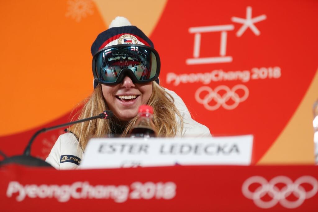 Na tlačovke v okuliaroch.
Novinárov bavila svojimi odpoveďami