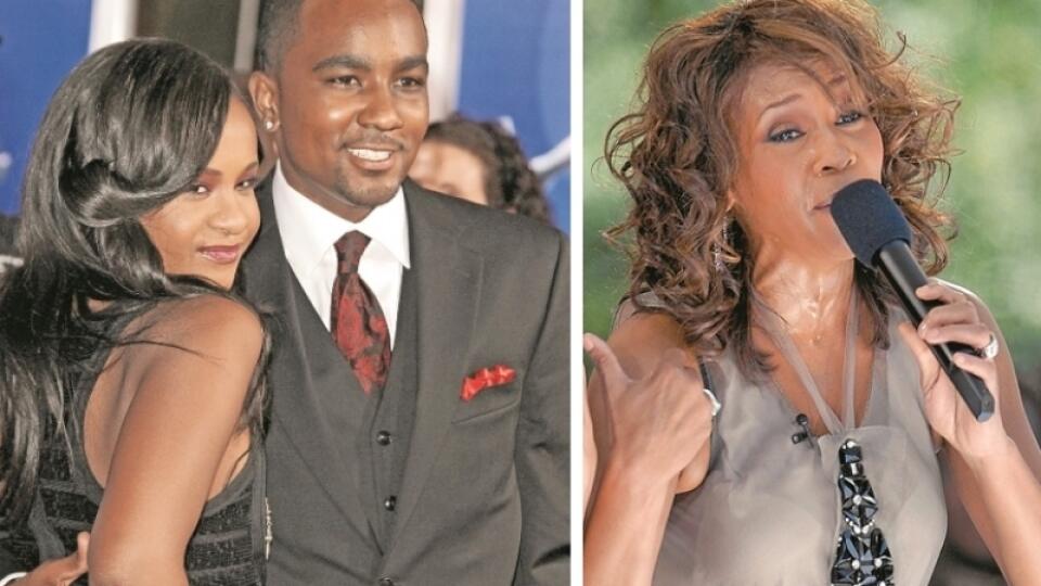 Partner zosnulej Bobbi Kristiny Nick Gordon je podľa súdneho spisu obvinený, že jej namiešal smrteľný koktail drog. Na snímke vpravo speváčka Whitney Houston.