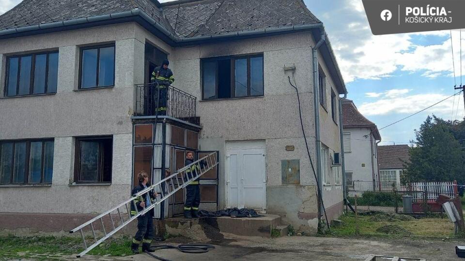 Po požiari našli v rodinnom dome bezvládne telo 63-ročnej ženy.