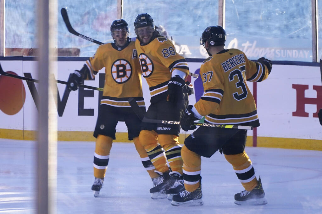 WA 1 Stateline - Hokejista Bostonu Bruins David Pastrňák (uprostred) sa teší so spoluhráčmi Bradom Marchandom (vľavo) a Patriceom Bergeronom po strelení gólu v zápase zámorskej hokejovej NHL Boston Bruins - Philadelphia Flyers v Stateline 21. februára 2021. FOTO TASR/AP
Boston Bruins right wing David Pastrnak, center, celebrates with teammates Brad Marchand, left and Patrice Bergeron after scoring against the Philadelphia Flyers in the first period of an NHL hockey game in Stateline, Nev., Sun
