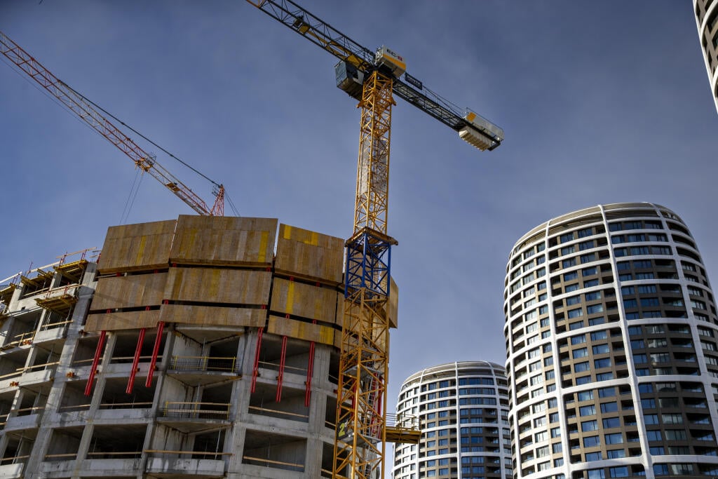 Na snímke je stavba projektu Sky Park v Bratislave.