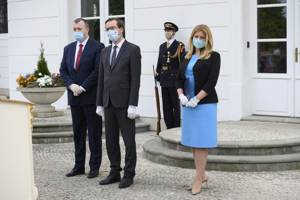 Na snímke sprava prezidentka Zuzana Čaputová, minister zdravotníctva SR Marek Krajčí a minister práce, sociálnych vecí a rodiny SR Milan Krajniak počas tlačovej konferencie po prijatí v Prezidentskom paláci 27. apríla 2020 v Bratislave. FOTO TASR - Pavel Neubauer