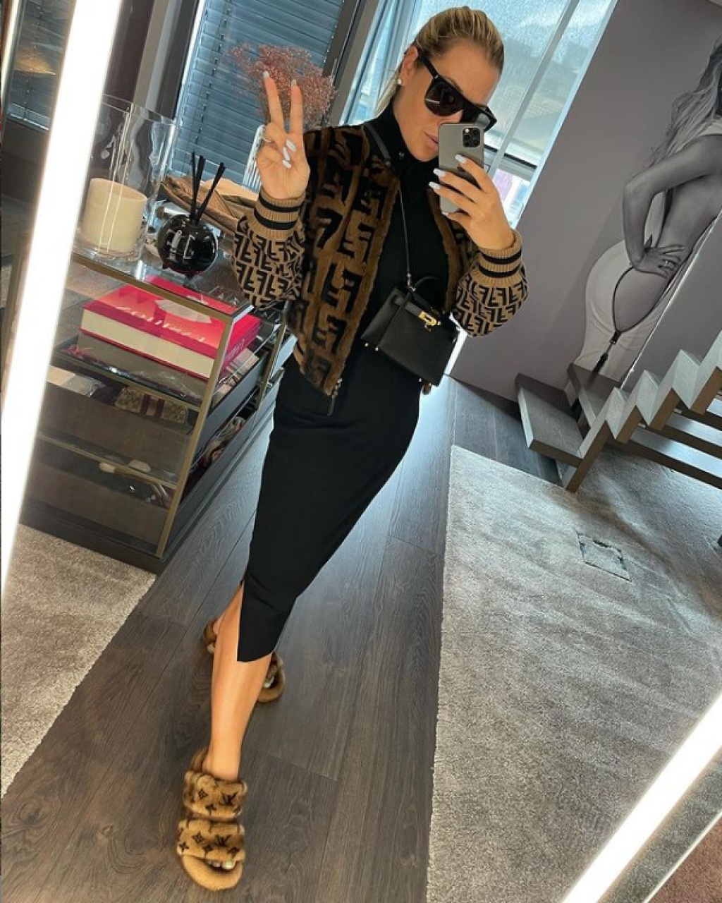 Dominika Cibulková vyzerá v tomto outfite oveľa štíhlejšia, akoby si vygumovala aspoň 20 kíl. Ale TIE nohy, veď vyzerá ako YETI!