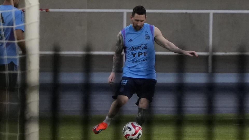 KK6 Peking - Argentínsky futbalista Lionel Messi počas tréningu argentínskeho národného futbalového tímu 13. júna 2023 v Pekingu. Úradujúci majstri sveta z Argentíny nastúpia v príprave proti Austrálii vo štvrtok 15. júna v Pekingu. FOTO TASR/AP