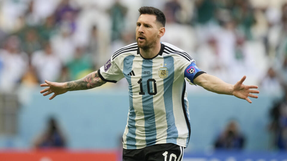 EBE 31 Lusail - Na snímke argentínsky útočník Lionel Messi oslavuje svoj úvodný gól z penalty v zápase C-skupiny skupinovej fázy a MS vo futbale Argentína - Saudská Arábia v katarskom Lusaile 22. novembra 2022. FOTO TASR/AP
Argentina's Lionel Messi celebrates after scoring from the penalty spot his side's opening goal during the World Cup group C soccer match between Argentina and Saudi Arabia at the Lusail Stadium in Lusail, Qatar, Tuesday, Nov. 22, 2022. (AP Photo/Jorge Saenz)