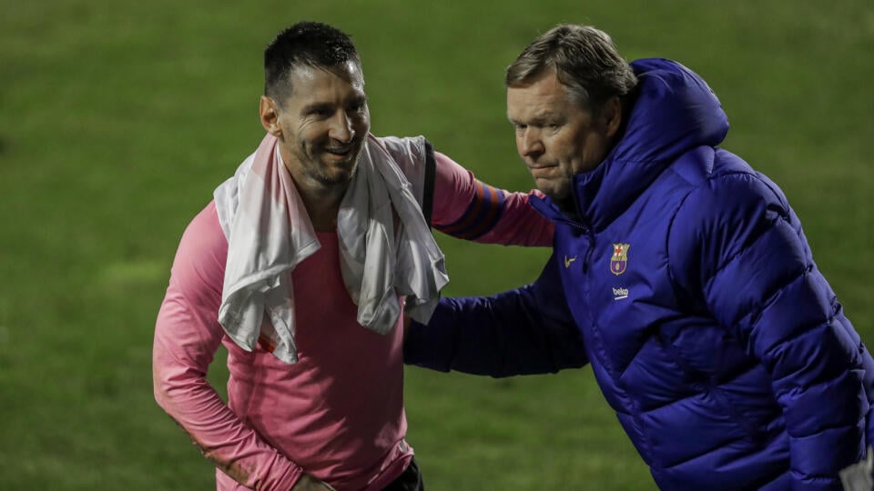WA 19 Madrid - Futbalista Barcelony Lionel Messi (vľavo) a tréner Barcelony Ronald Koeman sa tešia po výhre 2:1 v osemfinálovom zápase Španielskeho pohára Rayo Vallecano - FC Barcelona v Madride v stredu 27. januára 2021. FOTO TASR/AP
Barcelona's Lionel Messi, left, and Barcelona's head coach Ronald Koeman celebrate after winning a Spanish Copa del Rey round of 16 soccer match against Rayo Vallecano at the Vallecas stadium in Madrid, Spain, Wednesday, Jan. 27, 2021. (AP Photo/Manu Fernandez)