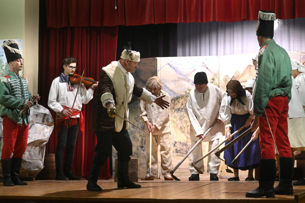 Ochotníkov z Lazian v okrese Prievidza v súčasnosti ľudia poznajú najmä vďaka ich folklóru, čepčeniu a Zvonárike domu, no pred 20 rokmi začínali práve s divadlom. Minuloročné výročie oslávili i svojským poňatím Pacha. Divadelná hra o zbojníkovi s frndžalicou sa stretla s veľkým záujmom ľudí, tí zaplnili miestnosti do posledného miesta. Niektorí museli sedieť i na zemi. Na snímke z 29. decembra 2019 predstavenie Pacho po našom. FOTO TASR - Radovan Stoklasa , 14. februára 2020