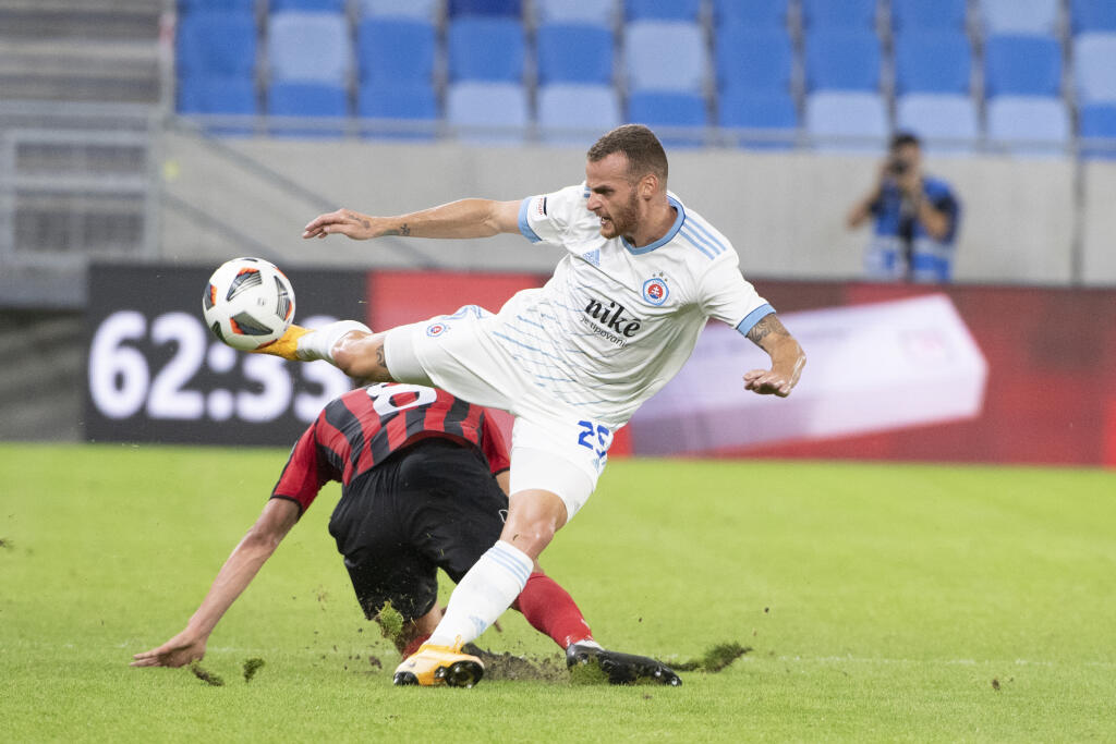 Na snímke vpravo Lukáš Paušek (Slovan) a v pozadí Graeme Torrilla (Lincoln) v odvete 3. predkola Európskej ligy vo futbale ŠK Slovan Bratislava – Lincoln Red Imps 10. augusta 2021 v Bratislave. FOTO TASR - Pavel Neubauer