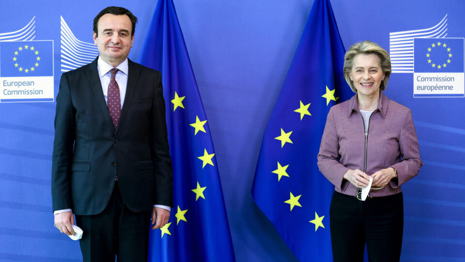 WA 14 Brusel - Predsedníčka Európskej komisie (EK) Ursula von der Leyenová (vpravo) a kosovský premiér Albin Kurti pózujú počas stretnutia v Bruseli vo štvrtok 29. apríla 2021. FOTO TASR/AP
European Commission President Ursula von der Leyen, right, and Kosovo's Prime Minister Albin Kurti pose for the media before their meeting at the European Commission headquarters in Brussels, Thursday, April 29, 2021. (Kenzo Tribouillard, Pool Photo via AP)