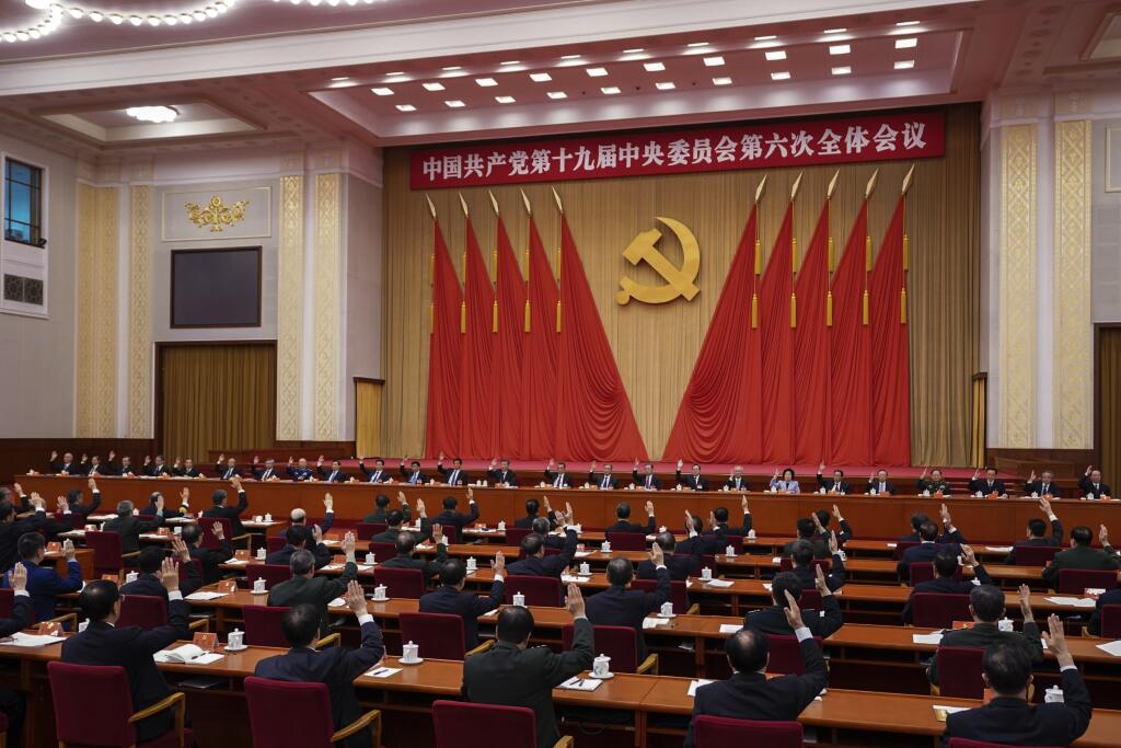 WA 8 Peking - Delegáti hlasujú na zasadnutí ústredného výboru vládnucej komunistickej strany v Pekingu vo štvrtok 11. novembra 2021. Čínski komunistickí lídri schválili rezolúciu o histórii vládnucej komunistickej strany, od ktorej sa očakáva, že pripraví pôdu pre predĺženie vlády prezidenta Si Ťin-pchinga. FOTO TASR/AP  

In this photo released by Xinhua News Agency, members of the Standing Committee of the Political Bureau of the Communist Party of China (CPC) Central Committee, including Chin