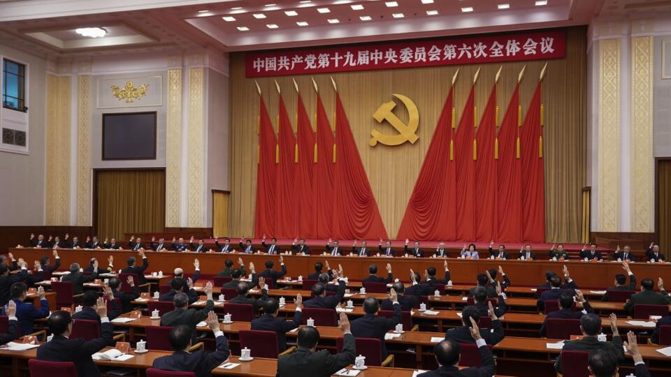 WA 8 Peking - Delegáti hlasujú na zasadnutí ústredného výboru vládnucej komunistickej strany v Pekingu vo štvrtok 11. novembra 2021. Čínski komunistickí lídri schválili rezolúciu o histórii vládnucej komunistickej strany, od ktorej sa očakáva, že pripraví pôdu pre predĺženie vlády prezidenta Si Ťin-pchinga. FOTO TASR/AP
In this photo released by Xinhua News Agency, members of the Standing Committee of the Political Bureau of the Communist Party of China (CPC) Central Committee, including Chin