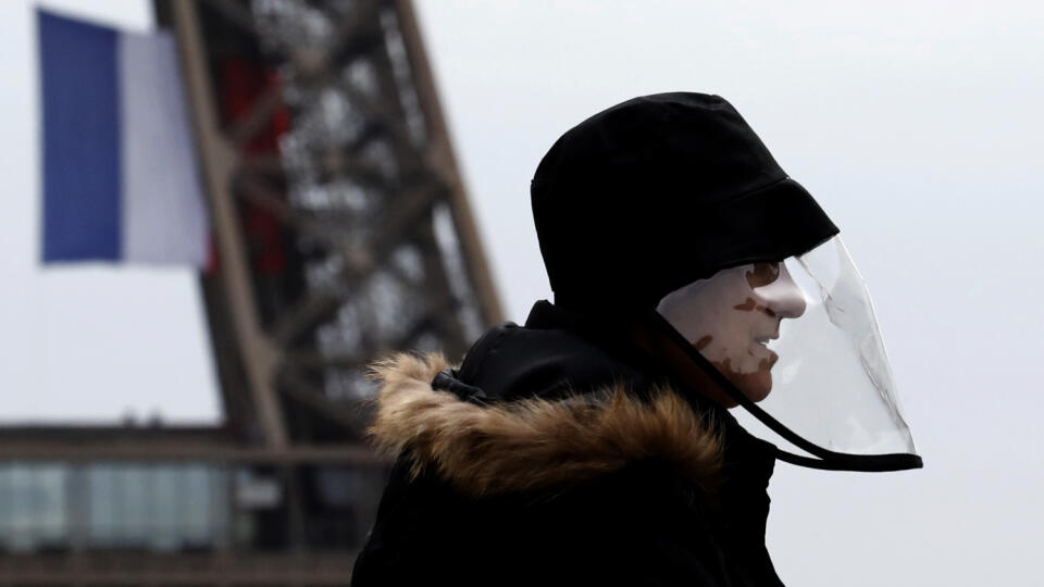 JB 21 Paríž - Muž s ochrannou maskou na tvári na zabránenie šíreniu nového koronavírusu kráča pri Eiffelovej veži v Paríži 11. mája 2020. Francúzsko začalo od pondelka s postupným uvoľňovaním prísnych opatrení v súvislosti s pandémiou koronavírusu SARS-CoV-2, ktoré boli v platnosti od polovice marca. Väčšina obchodov a ďalších prevádzok v krajine sa znovu otvorí. Obyvatelia krajiny sa môžu od pondelka vybrať von z domu bez toho, aby mali pri sebe príslušné potvrdenie. Francúzsko do nedele zaznam