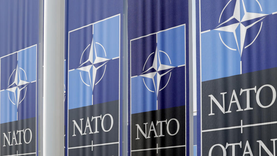 EBE 16 Brusel - Na snímke látkové transparenty s logom NATO vlajú vo vetre pred sídlom aliancie v Bruseli, v stredu 15. júna 2022. Ministri obrany členských krajín NATO, ktorí sa zúčastňujú na dvojdňovom stretnutí, ktoré sa začína v stredu, budú diskutovať o posilnení dodávok zbraní Ukrajine a žiadostiach Švédska a Fínska o vstup do transatlantickej vojenskej aliancie. FOTO TASR/AP
Cloth banners flap in the wind outside NATO headquarters in Brussels, Wednesday, June 15, 2022. NATO defense mini