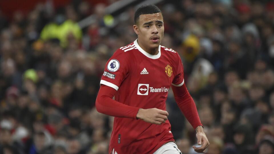EBE 12 archív Manchester - Anglický futbalový klub Manchester United suspendoval až do odvolania svojho hráča Masona Greenwooda. Dvadsaťročný odchovanec akadémie ManUtd mal fyzicky napadnúť svoju priateľku. Ako v nedeľu informovala agentúra AP, hráč nebude môcť hrať zápasy ani trénovať s mužstvom. Na snímke futbalový útočník Manchestru United Mason Greenwood v zápase anglickej Premier League Manchester United - Burnley 30. decembra 2021. FOTO TASR/AP
FILE- Manchester United's Mason Greenwood ru