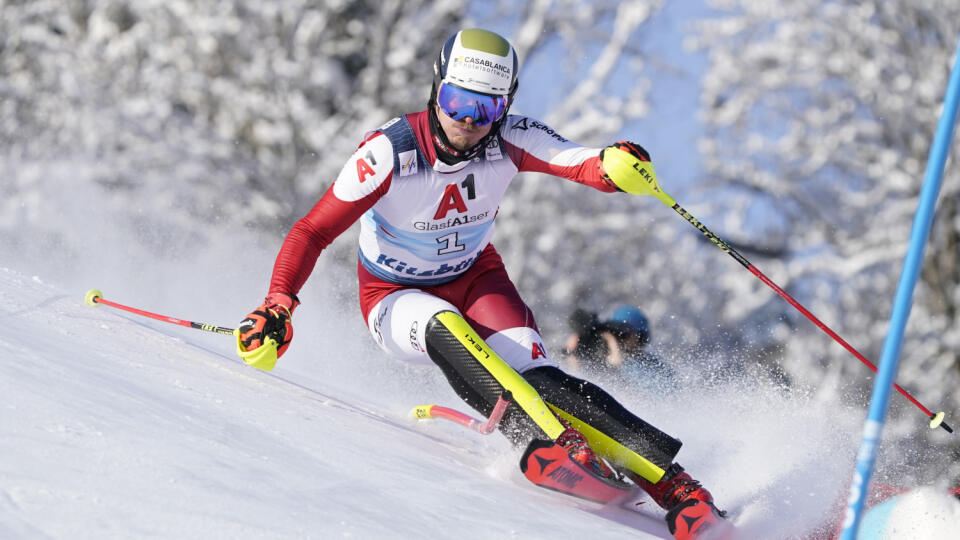 KK26 Kitzbühel - Rakúsky lyžiar Manuel Feller na trati počas 1. kola slalomu Svetového pohára v alpskom lyžovaní 22. januára 2023 v Kitzbüheli. FOTO TASR/AP
Austria's Manuel Feller competes during an alpine ski, men's World Cup slalom race in Kitzbuehel, Austria, Sunday, Jan. 22, 2023. (AP Photo/Giovanni Auletta)