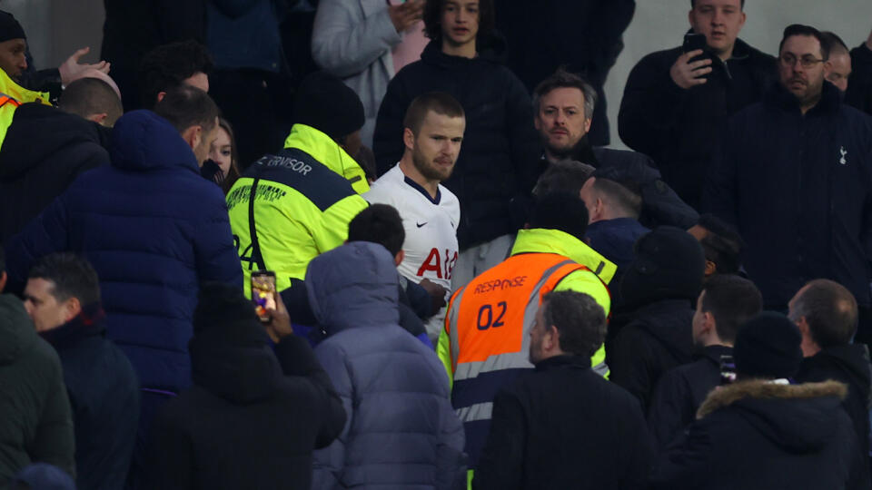 Eric Dier sa dostal do konfliktu s fanúšikom, ktorý na tribúne napadol jeho brata.