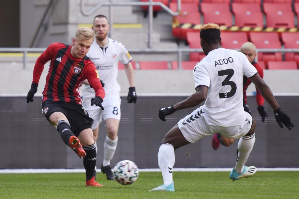 Na snímke vľavo hráč Trnavy Peter Kolesár a hráč Senice Edmund Addo počas zápasu 19. kola Fortuna ligy medzi FC Spartak Trnava a FK Senica. V Trnave, 13. februára 2021. FOTO TASR – Lukáš Grinaj