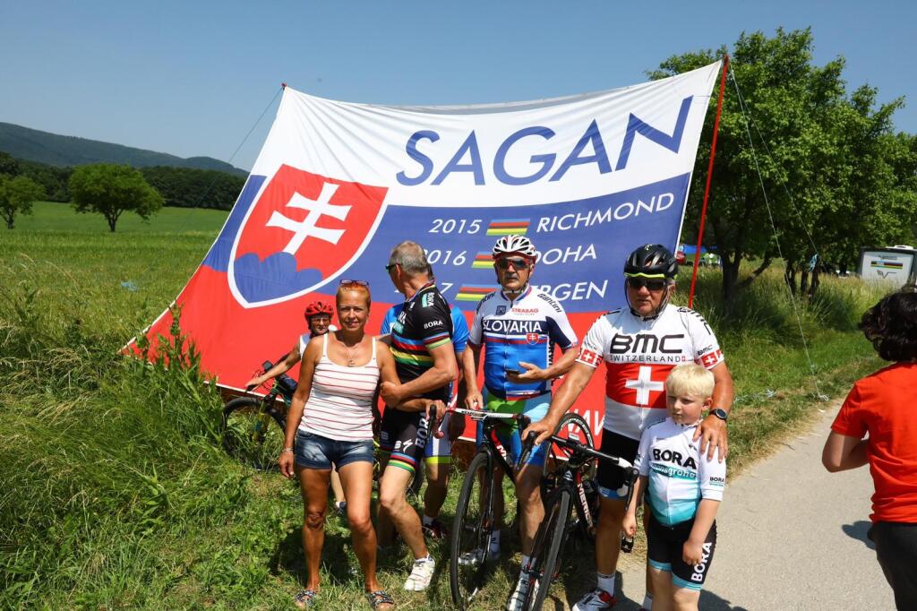 Takto to vyzeralo na majstrovstvách Česka a Slovenska v cyklistike. Nechýbala tradičná vlajka, ktorou fanúšikovia prišli podporiť Sagana.
