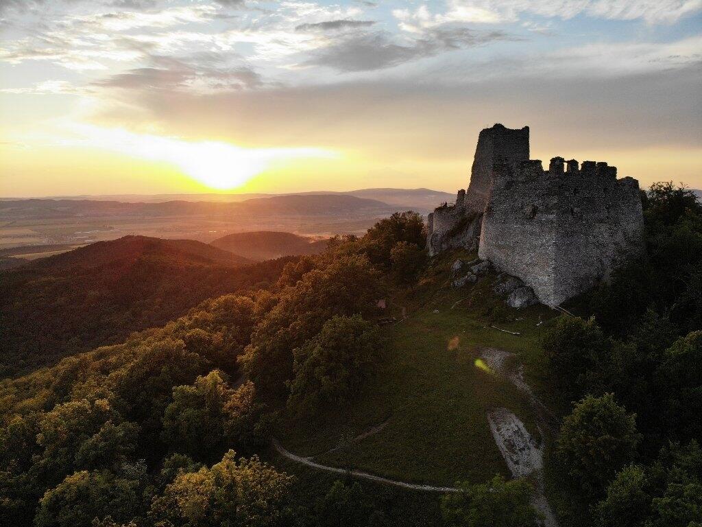 Hrad Tematín je dominantou stredného Považia.