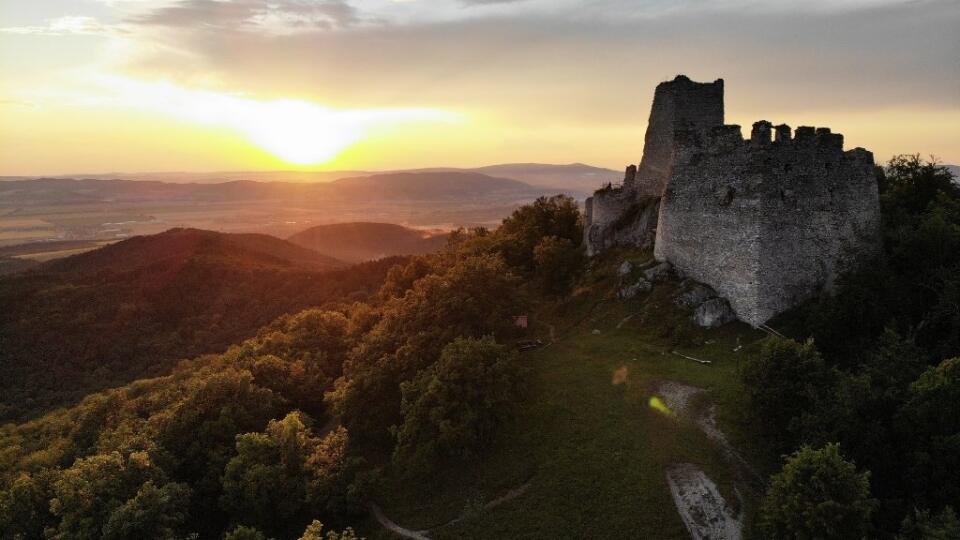 Hrad Tematín je dominantou stredného Považia.