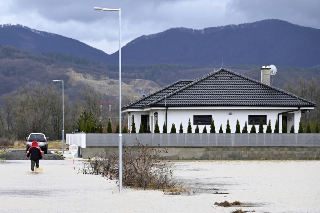 V obci Horovce v Púchovskom okrese sa 4. februára 2020 dopoludnia vylial miestny potok Suchlica a zatopil najmä ešte neobývané novostavby. V obci vyhlásili tretí stupeň povodňovej aktivity. FOTO TASR - Radovan Stoklasa