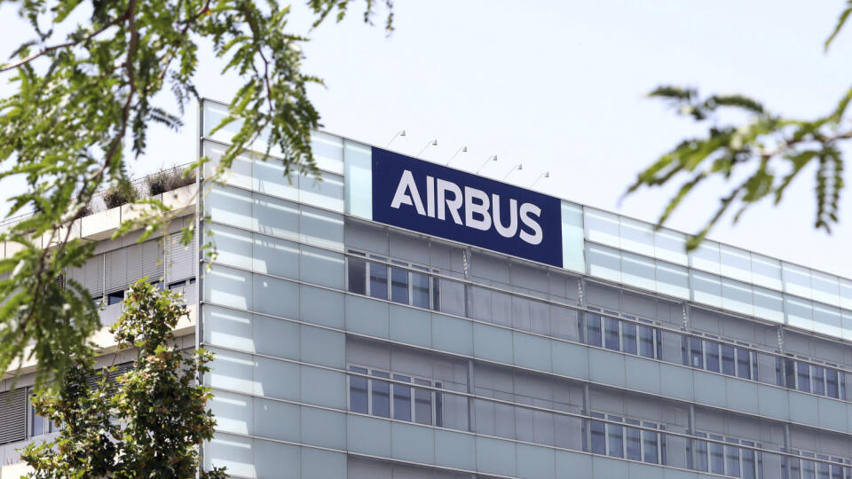 JB 9 Toulouse - Logo leteckej spoločnosti Airbus na budove, kde sídli vo francúzskom meste Toulouse 9. júla 2020. Európsky výrobca lietadiel Airbus plánuje zrušiť celosvetovo zhruba 15.000 pracovných miest, z toho väčšinu v domovskom Francúzsku a Nemecku. Ako koncern informoval, dôvodom je pandémia nového koronavírusu, ktorá zasiahla leteckú dopravu a výrazne znížila dopyt po nových lietadlách. Spoločnosť sídliaca v Toulouse oznámila, že začala rokovania so sociálnymi partnermi, pričom dohodu pl
