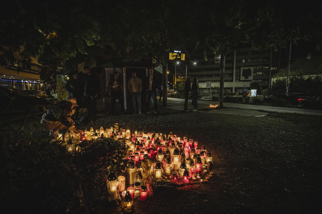 Na snímke pietna sviečková spomienka na bratislavskej autobusovej zastávke Zochova, na ktorej došlo v noci 2.10.2022 k tragickej dopravnej nehode, pri ktorej zahynulo minimálne 5 osôb. Za volantom vozidla, ktoré nehodu spôsobilo, sedel generálny sekretár Deaflympijského výboru Slovenska Dušan Dědeček.