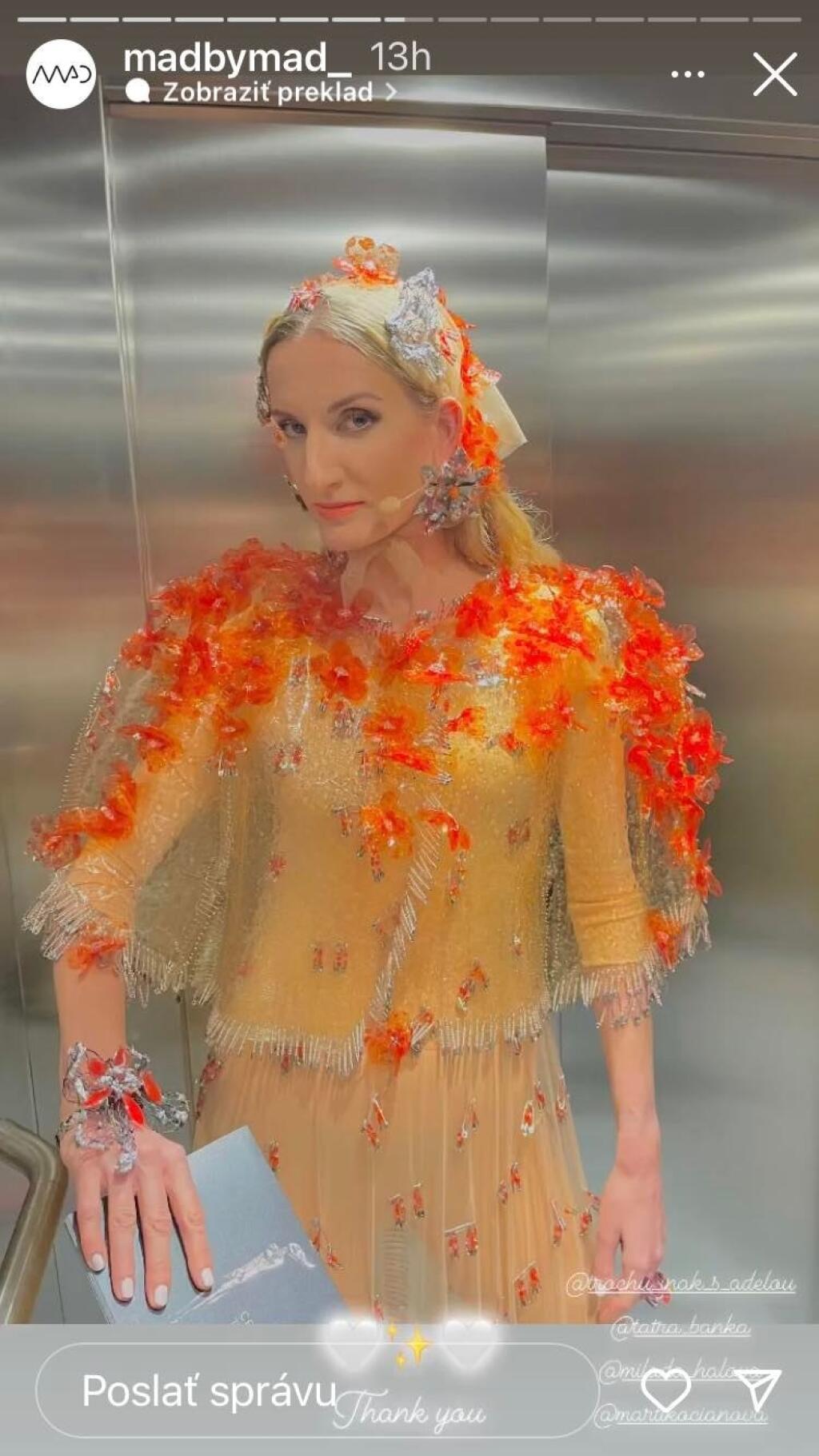 Adela Vinczeová moderovala v extravagantných šatách. Išlo o dizajnérsky kúsok od slovenskej návrhárky Martiny Ďurikovič.