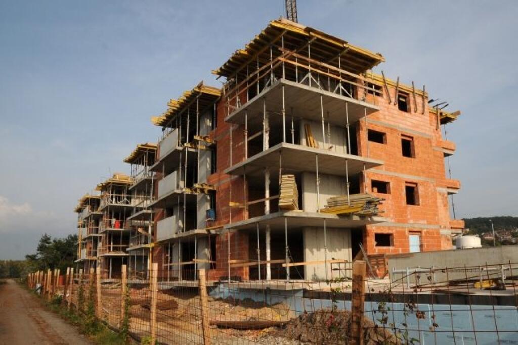 Pod¾a environmentalistov je výstavba bytov na Trenèianskej riviére (na snímke) v rozpore s platným územným plánom mesta Trenèín. Tvrdia, že miesta, kde sa v súèasnosti stavajú byty, nie sú urèené pre zástavbu, ale zeleò. Celým prípadom sa už zaoberala aj prokuratúra. Mesto si však za svojím územným rozhodnutím stojí a tvrdí, že ïalšie kroky zváži. Investor si myslí, že problémy, ktoré nastali, výstavbu ohrozi nemôžu, pretože konal na základe právoplatného stavebného rozhodnutia. FOTO TASR - Rad