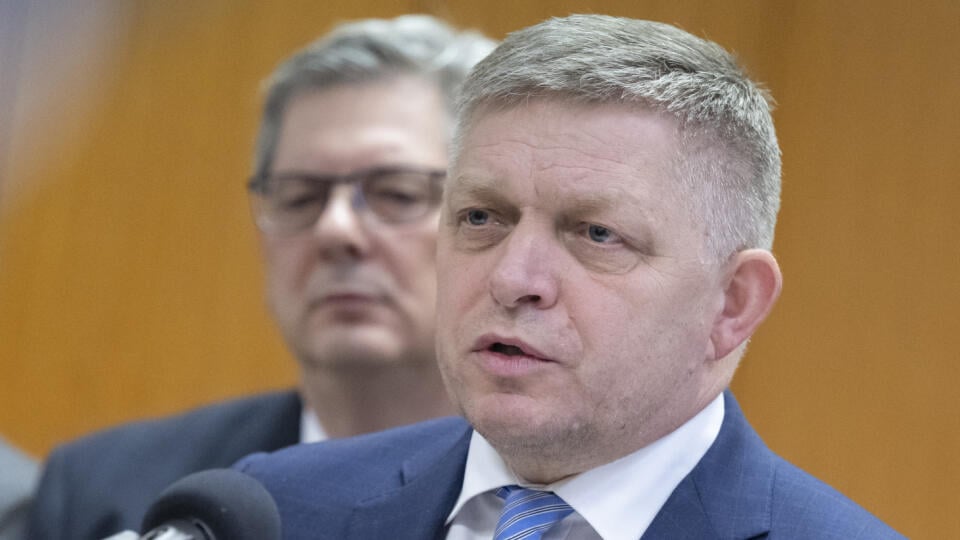 Na snímke v pozadí minister spravodlivosti Boris Susko (Smer-SD) a v popredí premiér SR Robert Fico (Smer-SD) počas brífingu po rokovaní 8. schôdze vlády SR v stredu 6. decembra 2023 v Bratislave. FOTO TASR - Martin Baumann