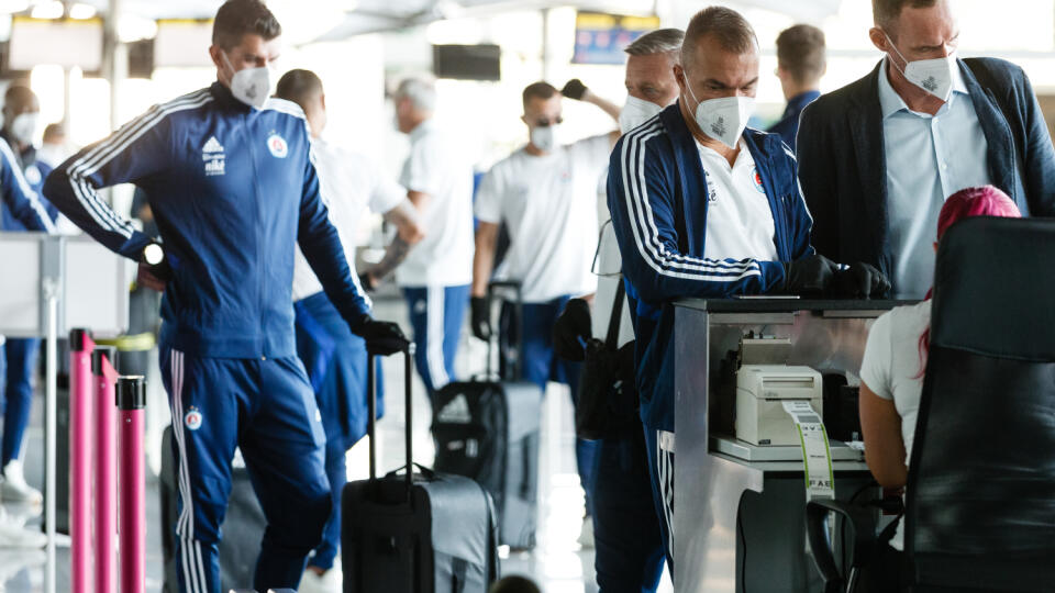 Sedem hráčov A tímu ŠK Slovan Bratislava a 9 členov juniorského tímu odletelo na Faerské ostrovy na odložený zápas prvého predkola UEFA futbalovej Ligy Majstrov proti domácemu tímu Ki Klaksvik. Zápas bol odložený z dôvodu vískutu infekcie Covid19 u jedného z členov realizačného tímu ŠK Slovan Bratislava.