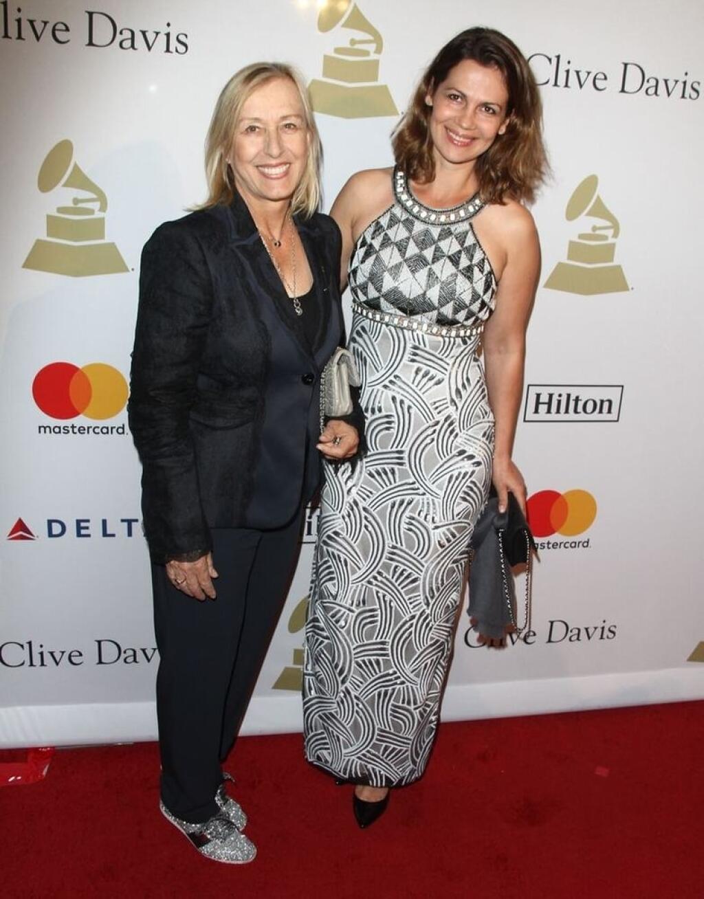 Martina Navrátilová (ČR, USA) Jedna z najlepších tenistiek všetkých čias dala rozhovor denníku New York Daily News, v ktorom spomenula, že mala intímny pomer s Ritou Mae Brownovou. Požiadala novinára, aby o tom pomlčal. Rozhovor však koncom júla zverejnili. Neskôr chcela spresniť niektoré fakty a napokon priznala, že je lesba. V roku 2014 si majiteľka 18 grandslamových titulov vzala dlhoročnú partnerku Juliu Lemigovovú.