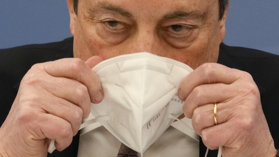 KK33 Rím - Taliansky premiér Mario Draghi si dáva dole respirátor počas tlačovej konferencie o nových opatreniach vlády proti koronavírusu v Taliansku, 10. januára 2022 v Ríme. FOTO TASR/AP
Italian Premier Mario Draghi wears his face mask during a press conference to explain the Government's new anti-COVID 19 measures in Rome, Monday, Jan. 10, 2022. New coronavirus restrictions went into effect Monday in Italy targeting the unvaccinated, with proof of vaccination or recovery from a recent infect