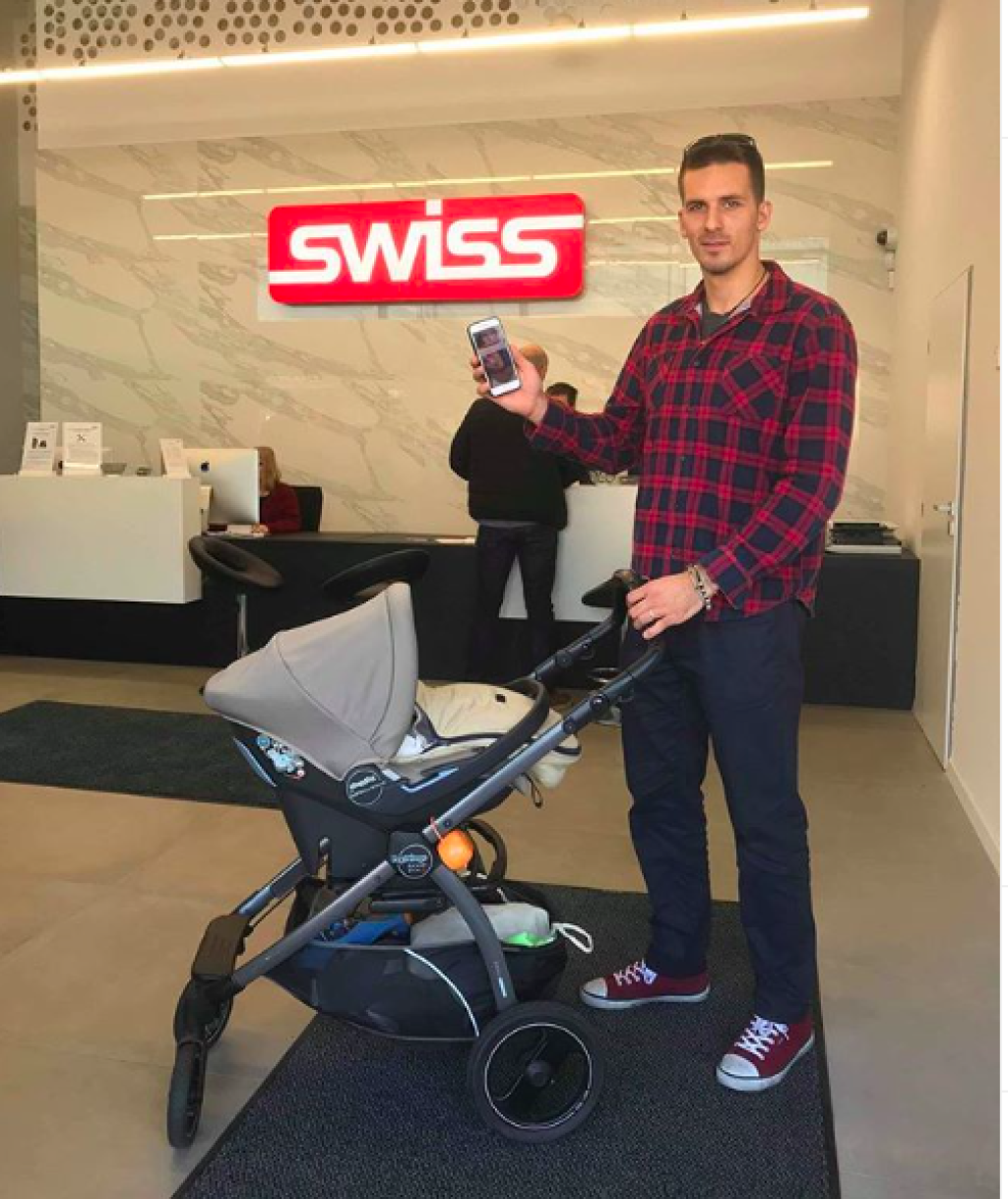 Vodný slalomár Matej Beňuš s manželkou a deťmi.