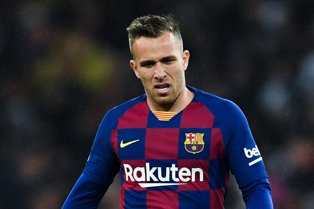Arthur Melo za sezónu v Barcelone zarobil 2 700 000. Pred prestupom do Liverpoolu si nabalil o 4 roky staršiu sexi krásku, ktorá nemá v hlave prievan.