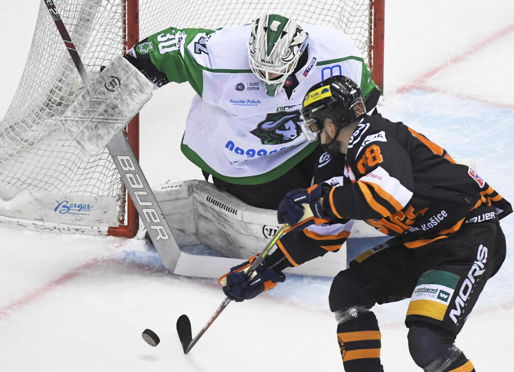 Na snímke vpravo Juraj Milý (HC Košice), vľavo brankár Henri Kiviaho (HC Mikron Nové Zámky) v prvom zápase predkola Kaufland play off Tipos extraligy HC Košice - HC Mikron Nové Zámky v Košiciach 24. marca 2021. FOTO TASR - František Iván