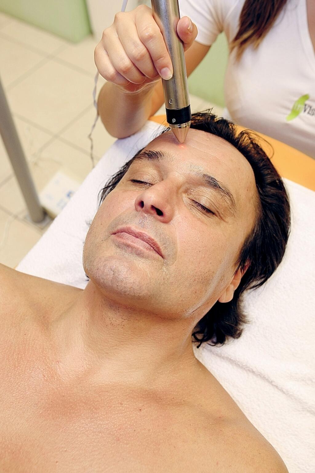 Herec Jozef Vajda na kozmetike, masáž tváre, krém, laser
Foto: Zuzana Gavulová
Uverejnené: Šarm č. 44/08
pôvodný súbor:6.eps
