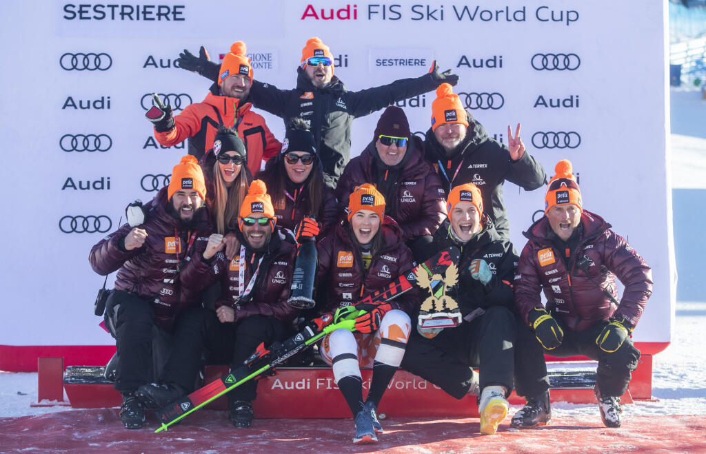 Na snímke uprostred slovenská lyžiarka Petra Vlhová oslavuje na pódiu s tímom tretie miesto po 2. kole slalomu Svetového pohára žien v alpskom lyžovaní v talianskom Sestriere 11. decembra 2022. FOTO TASR - Martin Baumann