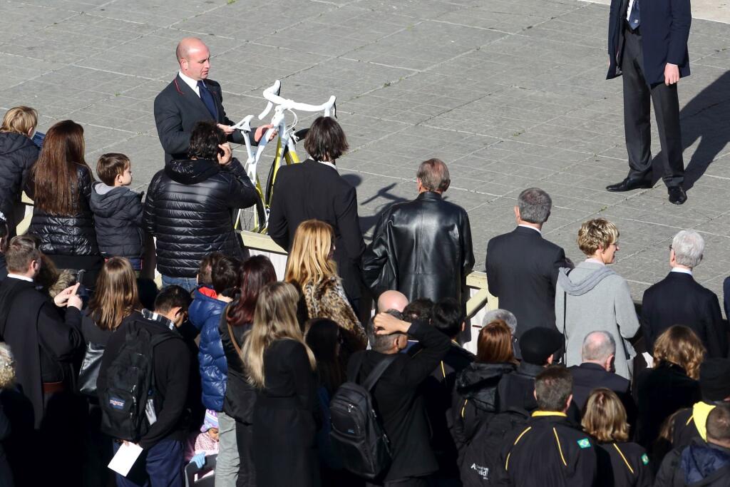 Trojnásobný majster sveta daroval hlave katolíckej cirkvi okrem bicykla aj dres.