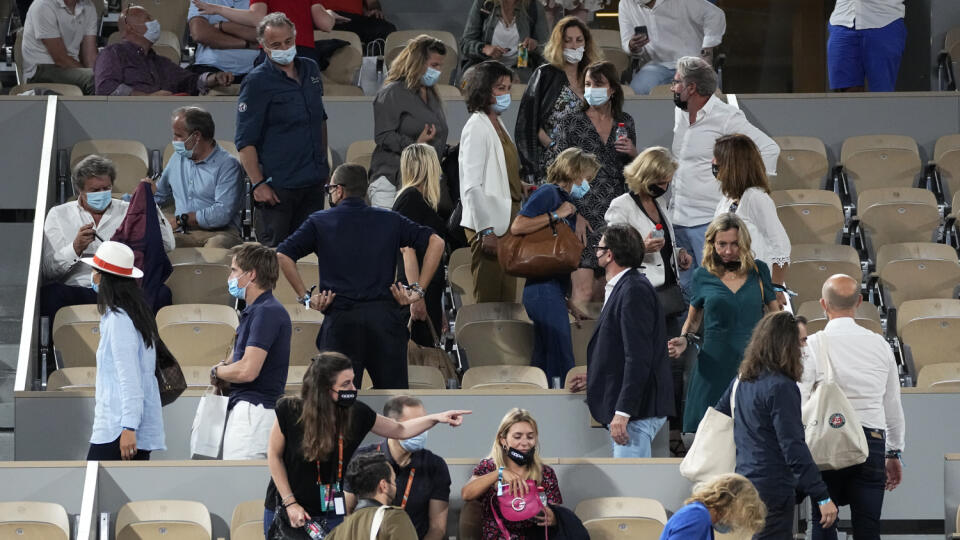 KK10 Paríž - Diváci odchádzajú z tribún počas štvrťfinálového zápasu Novak Djokovič - Matteo Berrettini na grandslamovom turnaji Roland Garros v Paríži 9. júna 2021. Stredajší zápas štvrťfinále grandslamového Roland Garros sledovalo v hľadisku 5000 tenisových fanúšikov. Tí však prišli o záver duelu Novaka Djokoviča s Matteo Berrettinim pre protiepidemické opatrenia. Štvorsetová bitka sa natiahla na viac ako tri a pol hodiny, vo Francúzsku platí zákaz nočného vychádzania od 23.00 h. FOTO TASR/AP