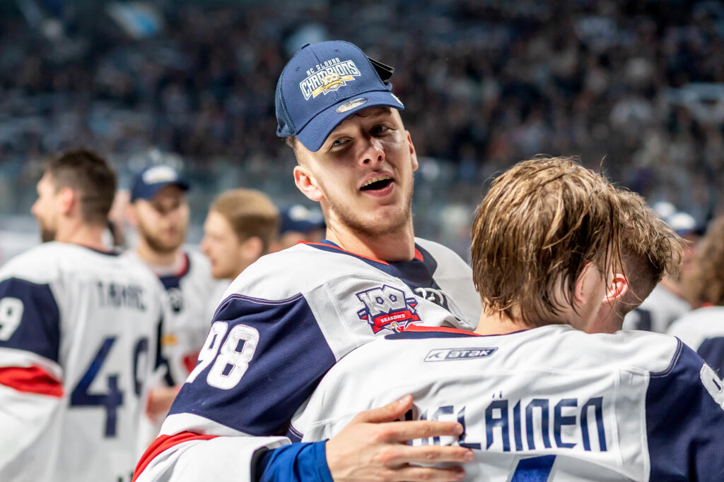 Hokejisti HC Slovan Bratislava zvíťazili v šiestom zápase finále Kaufland play off Tipos extraligy 2021/2022 a získali titul majstra SR. Šiesty zápas vyhrali s HK Nitra 5:2 a celú sériu 4:2 na zápasy. Na snímke je Andrej Golian.