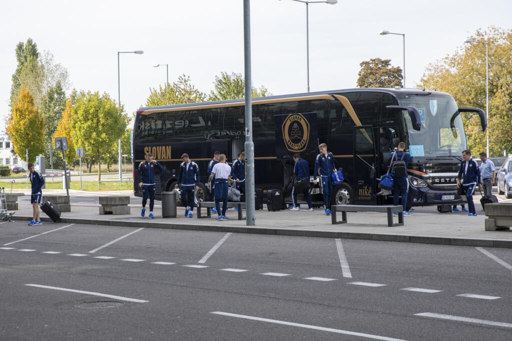 Autobus Slovana dorazil na bratislavské letisko po 11:00.
