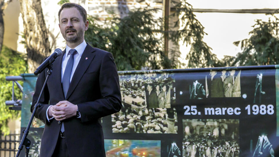 Viacerí politici si pripomenuli 35. výročie Sviečkovej manifestácie
