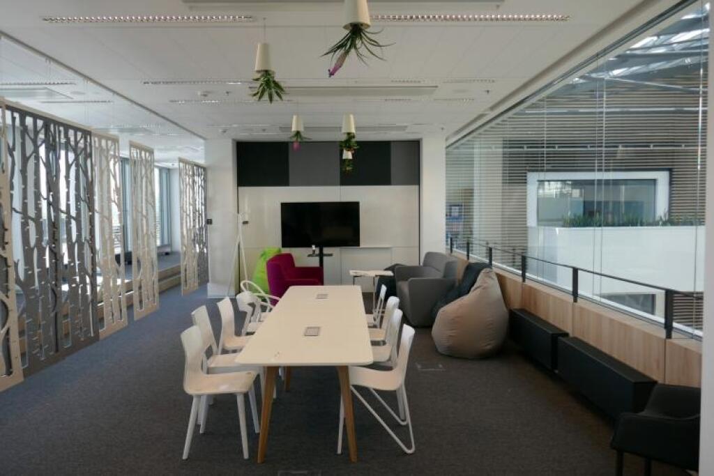 Open space už nestačí. Firmy lákajú zamestnancov na moderné kancelárie