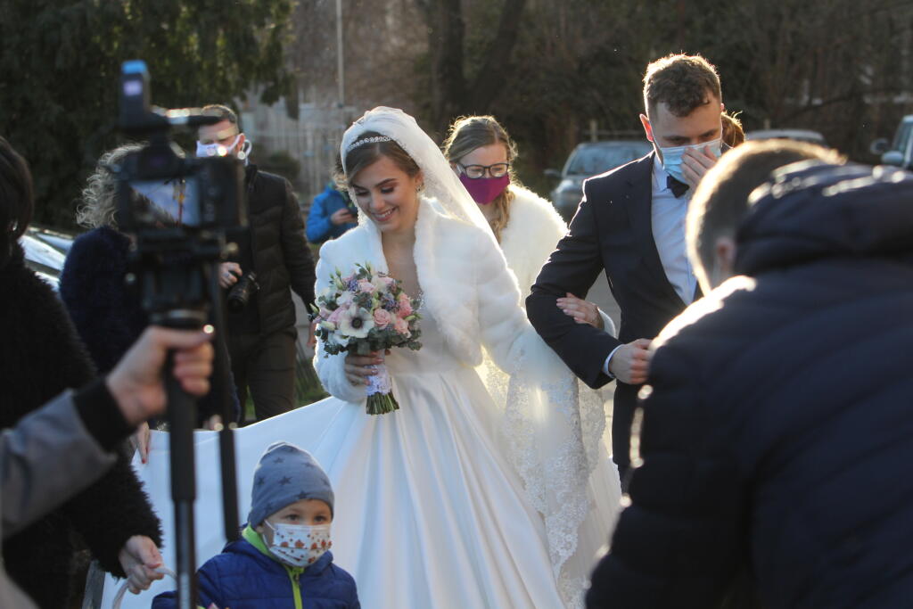 Dominika Stará má za sebou konečne svoj vysnívaný svadobný deň. V kostole Nenebovzatia Panny Márie v Šamoríne, si vzala Michala Jurenu.