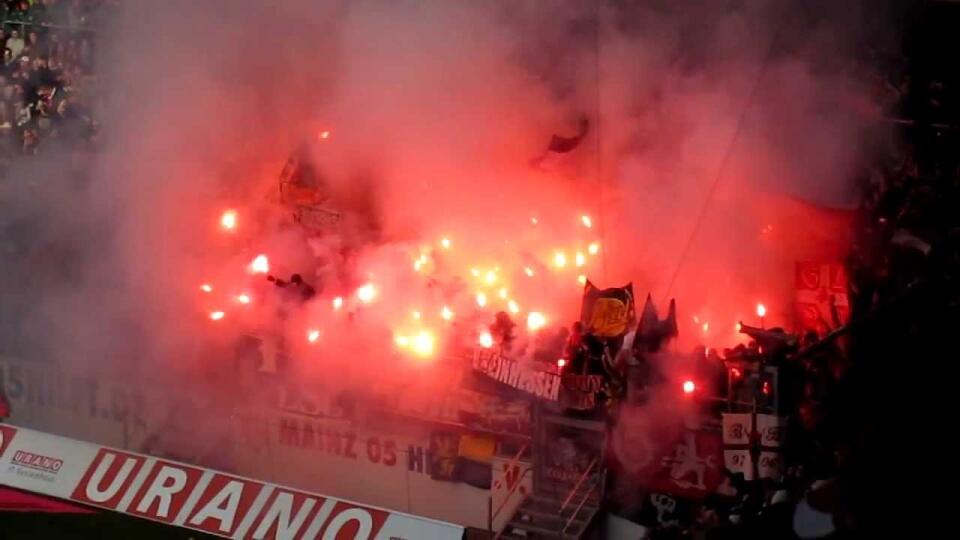 Nemecký futbalový klub 1. FSV Mainz 05 dostal pokutu 166.000 eur za použitie pyrotechniky fanúšikmi počas pohárového stretnutia s 1. FC Kaiserslautern.