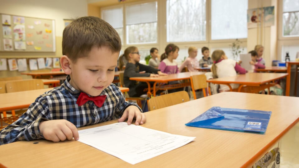 Na snímke prváci zo ZDŠ Dudova v Petržalke dostávajú vysvedčenie