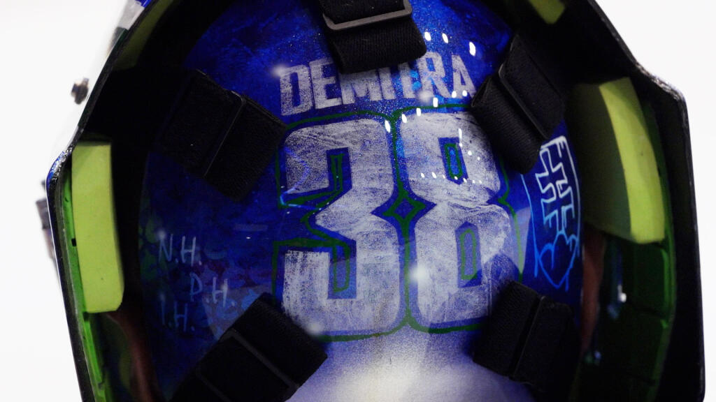 Jaroslava Haláka (36) čaká v NHL premiéra v novom drese. Slovenský brankár bude chytať za Vancouver Canucks, tím, v ktorom hrala aj nebohá legenda slovenského hokeja, Pavol Demitra (†36).