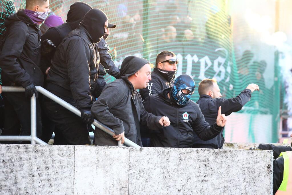 Šokujúce zábery z derby medzi Spartakom Trnava a Slovanom Bratislava. Fanúšikovia sa vtrhli na hraciu plochu a bili sa hlava nehlava.